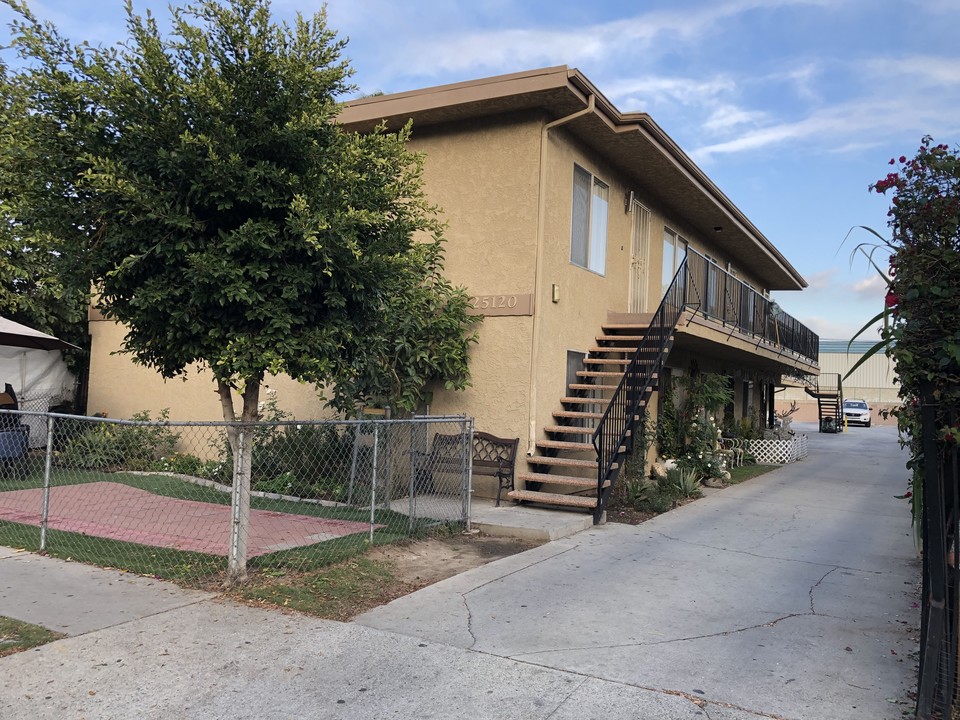 25120 Frampton Ave, Unit 3 in Los Angeles, CA - Building Photo