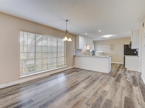 2101 Fountain View Dr, Unit B in Houston, TX - Building Photo - Building Photo