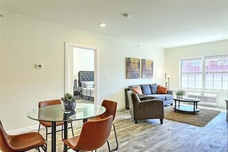 327 Pine St in Pawtucket, RI - Foto de edificio - Building Photo