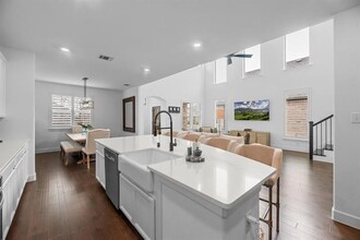 1249 W Yarrow Ave in Justin, TX - Foto de edificio - Building Photo