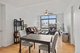 48-21 5th St, Unit 4M in Queens, NY - Foto de edificio - Building Photo