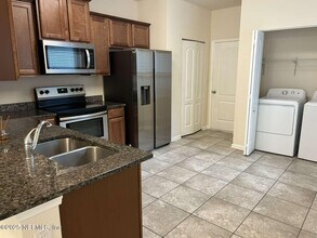 742 Servia Dr in Saint Johns, FL - Foto de edificio - Building Photo