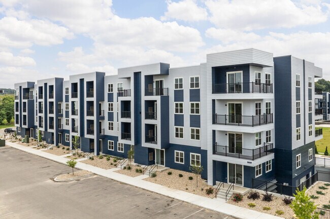 The Residences at Signature Pointe in Madison, WI - Building Photo - Building Photo