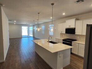17592 W Monroe St in Goodyear, AZ - Foto de edificio - Building Photo