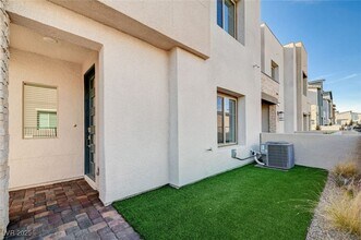600 Carriage Hill Dr in Las Vegas, NV - Building Photo - Building Photo