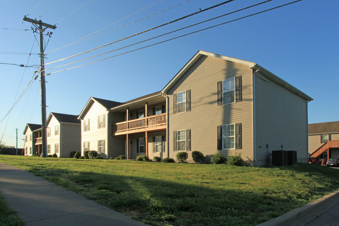 112 Baker Dr in Shelbyville, KY - Building Photo