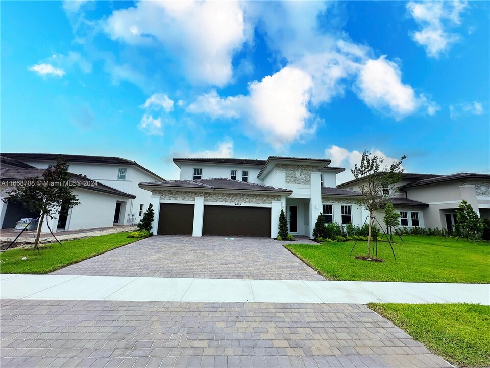 4439 SW 123rd Ave in Cooper City, FL - Foto de edificio