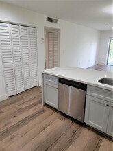 5112 NW 79th Ave in Doral, FL - Foto de edificio - Building Photo