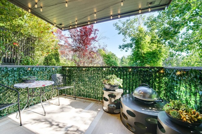 1425 S Puget Dr, Unit Zerene Eurydice in Renton, WA - Foto de edificio - Building Photo