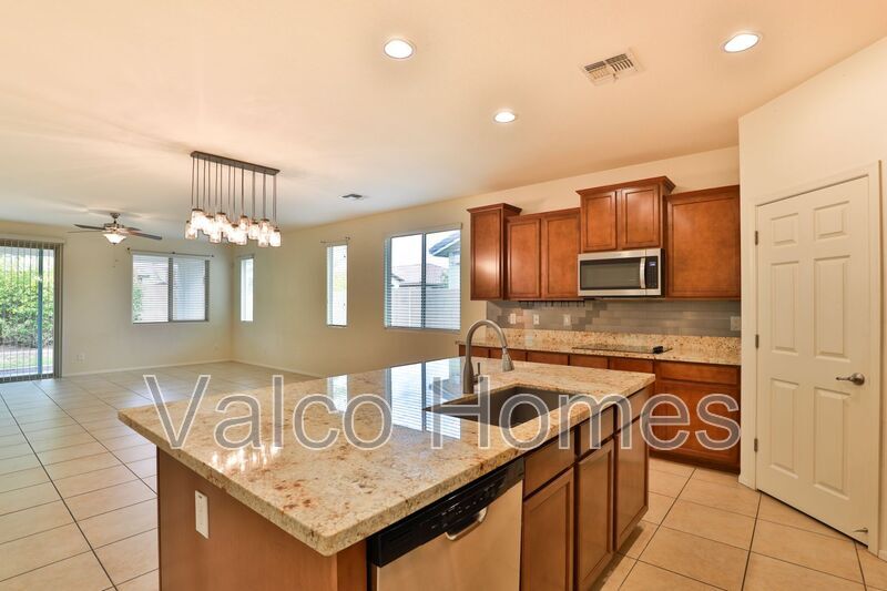 7688 W Redbird Rd in Peoria, AZ - Building Photo
