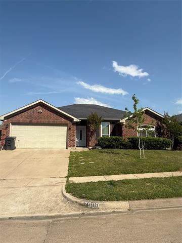 7909 Mourning Dove Dr in Arlington, TX - Foto de edificio