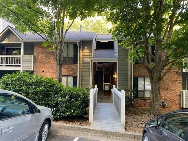 423 Warm Springs Cir in Roswell, GA - Building Photo - Building Photo