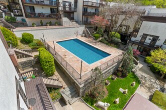 1200 Warburton Ave in Yonkers, NY - Foto de edificio - Building Photo