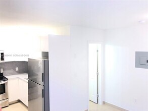 2463 NE 183rd St in North Miami Beach, FL - Building Photo - Building Photo