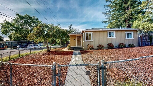 2108 Franklin Ave in Santa Rosa, CA - Building Photo - Building Photo