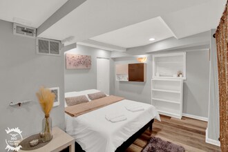 2438 N Maplewood Ave, Unit Garden in Chicago, IL - Building Photo - Building Photo