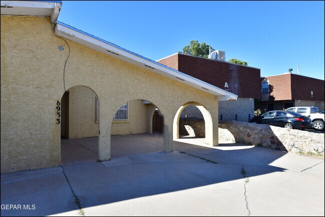 8933 Kenneth St in El Paso, TX - Building Photo - Building Photo