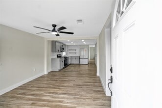 7725 Avenue H in Houston, TX - Foto de edificio - Building Photo