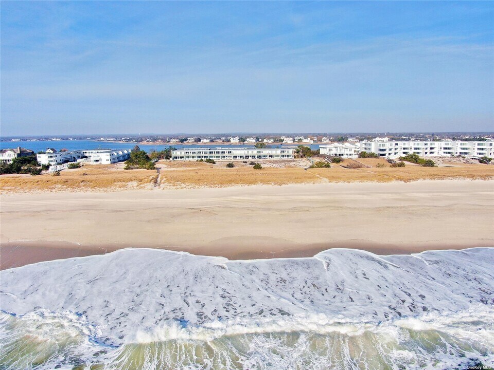 279 Dune Rd in Westhampton Beach, NY - Building Photo