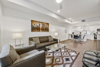 375 Camino De La Reina in San Diego, CA - Building Photo - Building Photo
