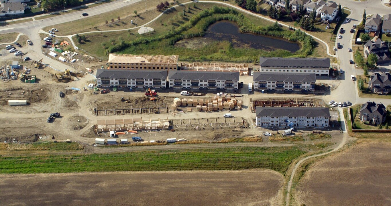 Guardian Villa Townhomes in Edmonton, AB - Building Photo