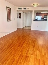 1690 SW 27th Ave, Unit 806 in Miami, FL - Foto de edificio - Building Photo