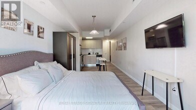 335 College St in Toronto, ON - Building Photo - Building Photo