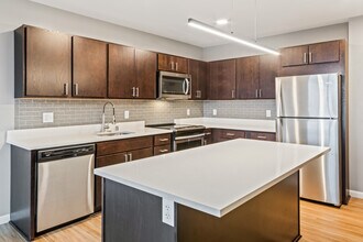 8041 W Bluemound Rd in Milwaukee, WI - Foto de edificio - Building Photo