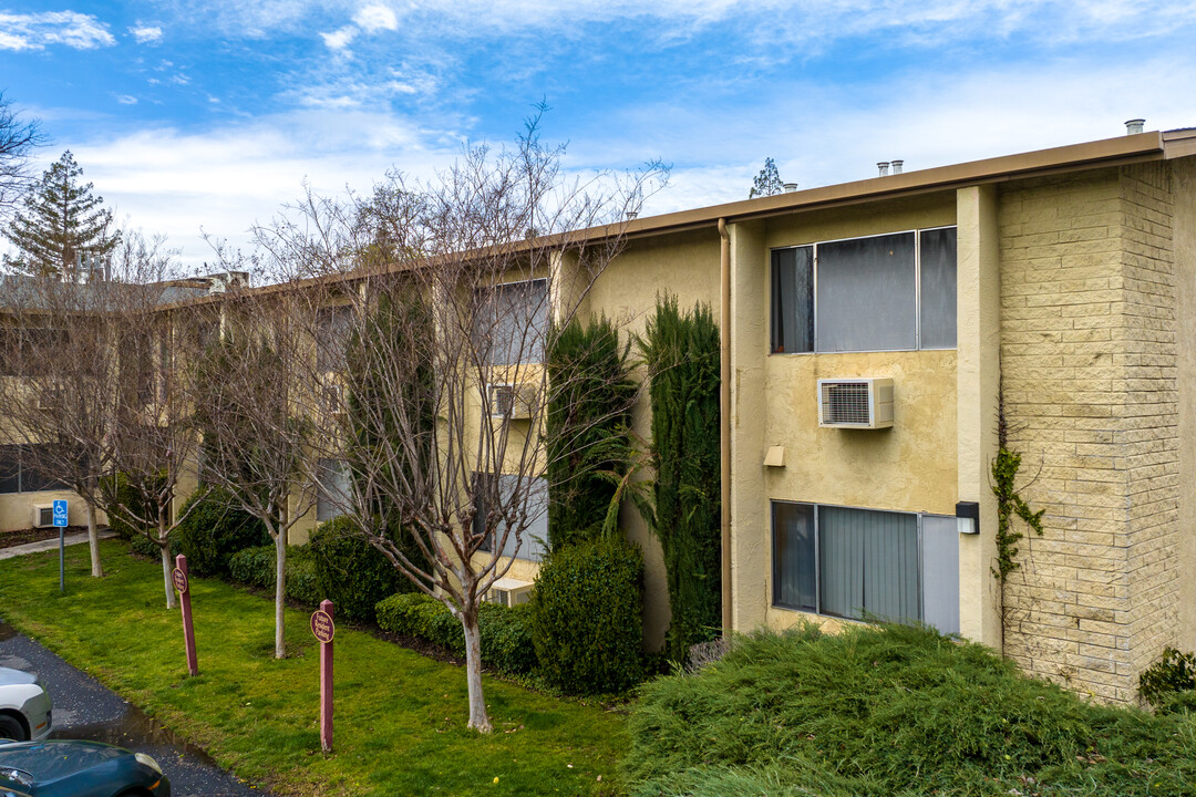 Auburn Oaks in Citrus Heights, CA - Building Photo