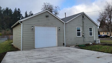 205 W J St in Springfield, OR - Building Photo - Building Photo