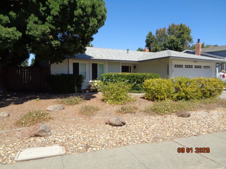 312 Royal Oaks Dr in Vacaville, CA - Building Photo