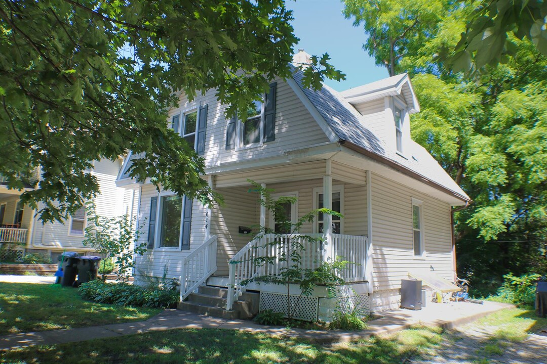 614 N Gilbert St in Iowa City, IA - Building Photo