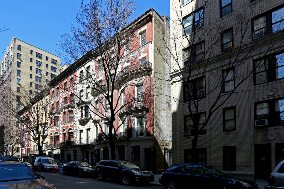 309 W 100th St in New York, NY - Building Photo