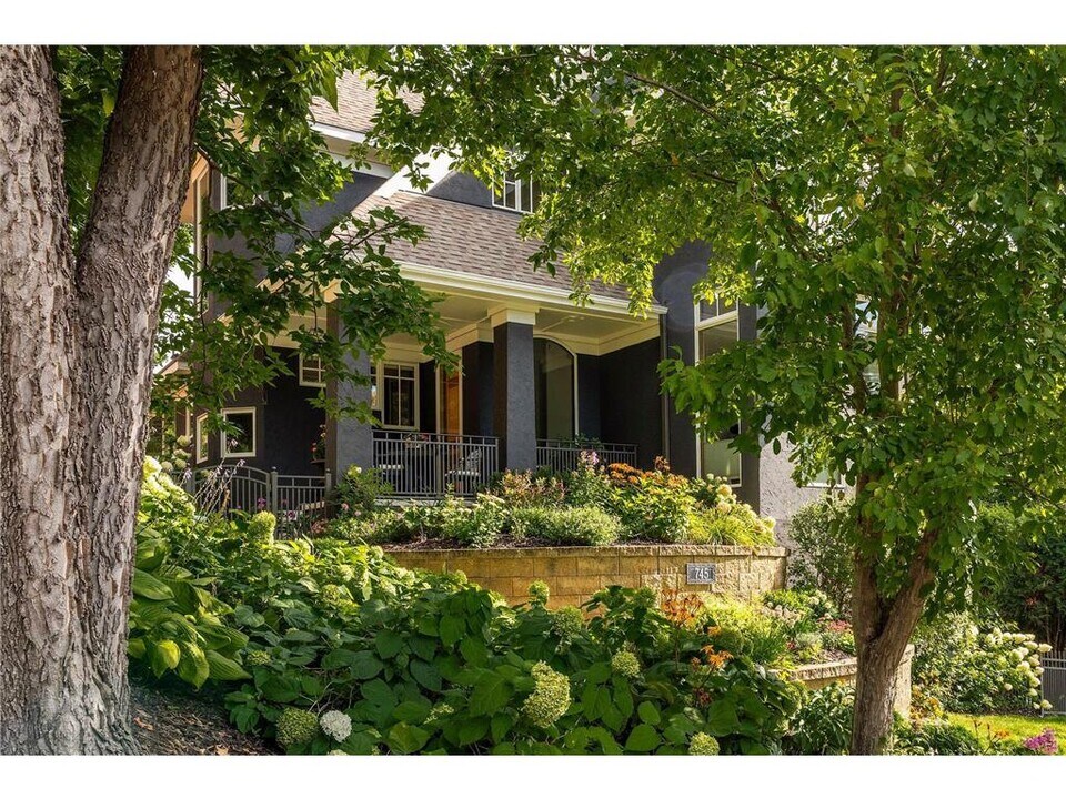 745 Rice St E in Wayzata, MN - Foto de edificio