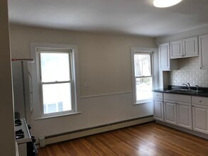 8 Myrtle St, Unit 2nd Floorq in Beverly, MA - Foto de edificio - Building Photo