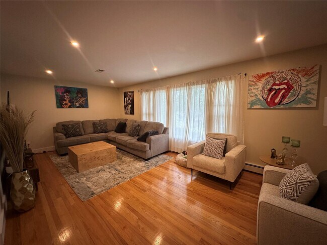 48 Martin Dr in Poughkeepsie, NY - Foto de edificio - Building Photo