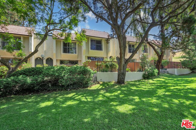 11260 Overland Ave-Unit -22e in Culver City, CA - Building Photo - Building Photo