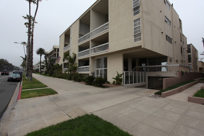 1025 Ocean Avenue in Santa Monica, CA - Foto de edificio - Building Photo