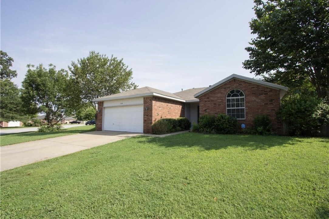 1664 Desarc Way in Fayetteville, AR - Building Photo