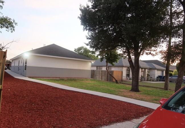 2409 W Hackberry Ave, Unit 1 in McAllen, TX - Building Photo - Building Photo