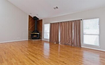 7450 Holly Hill Dr in Dallas, TX - Foto de edificio - Building Photo