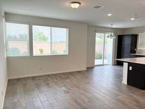 2062 N Perry Ln in Clovis, CA - Building Photo - Building Photo