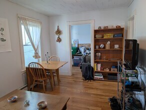 36R Otis St, Unit 2 in Somerville, MA - Foto de edificio - Building Photo