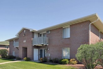 Westridge Apartments in Oshkosh, WI - Building Photo - Building Photo