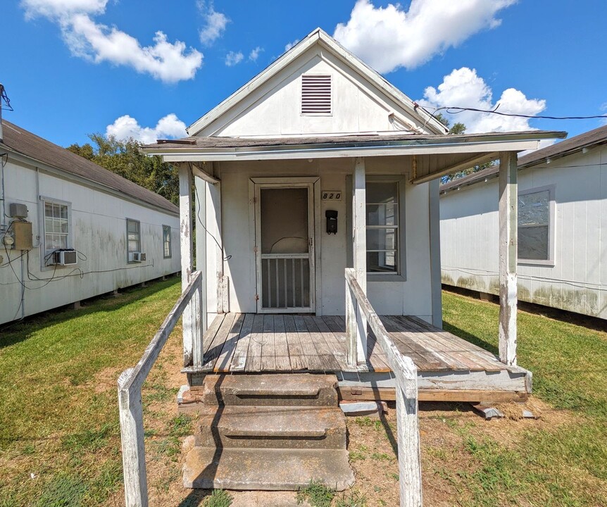 820 Peach Ave in Beaumont, TX - Building Photo