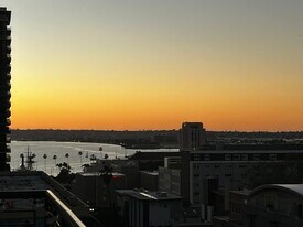 425 W Beech St, Unit 1057 in San Diego, CA - Building Photo