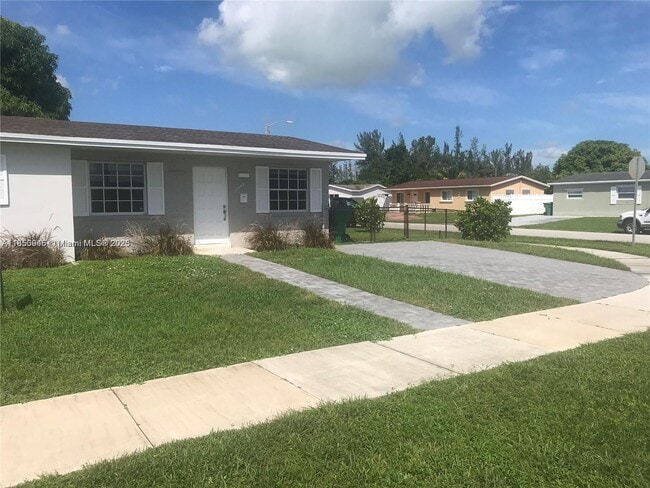 17940 NW 85th Ave in Hialeah, FL - Building Photo - Building Photo