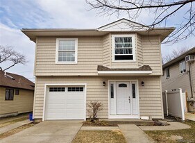 451 E Pine St in Long Beach, NY - Building Photo