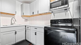 2115 Ala Wai Blvd in Honolulu, HI - Building Photo