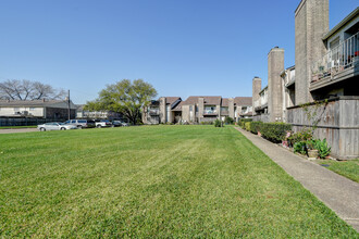 Spring Point Two Condominiums in Houston, TX - Building Photo - Building Photo